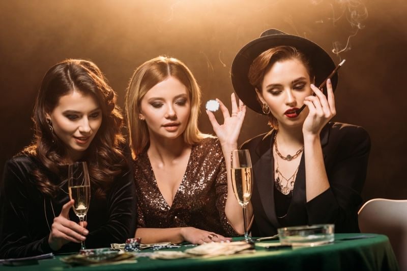 Meja blackjack live dengan dealer dan pemain di platform raja sloto